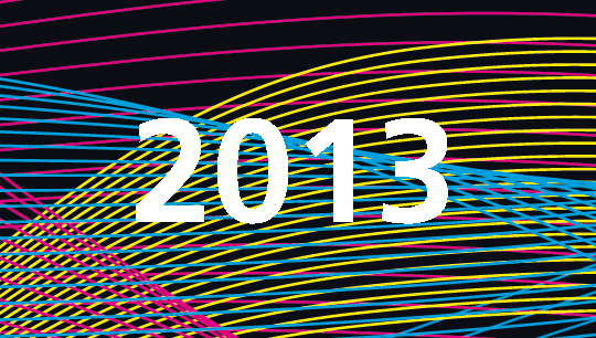 Das Jahr 2013 auf einem dunklen Hintergrund mit vielen welligen Linien in rosa, blau und gelb