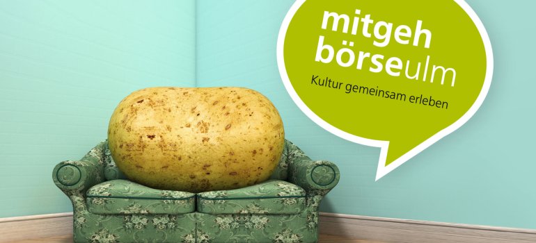 Couch mit einer großen Kartoffel darauf und das Mitgehbörse Logo daneben