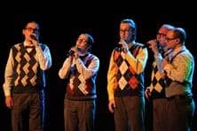 A Cappella Gruppe 5idelity & the five Holeblocks stehen singend in einer Reihe