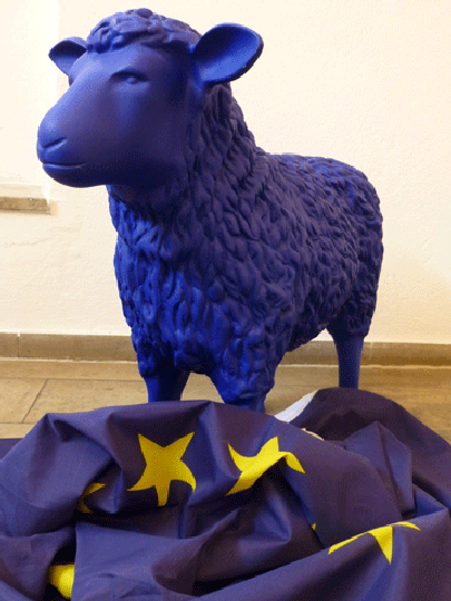 Ein blaues Schaf im Europe Direct Ulm
