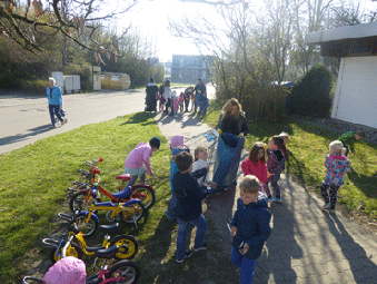 Die Kinder der KITA Lindauer Straße beim Sammeln