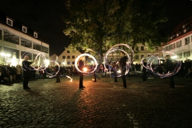 Artisten mit Fackeln auf dem Judenhof bei Nacht